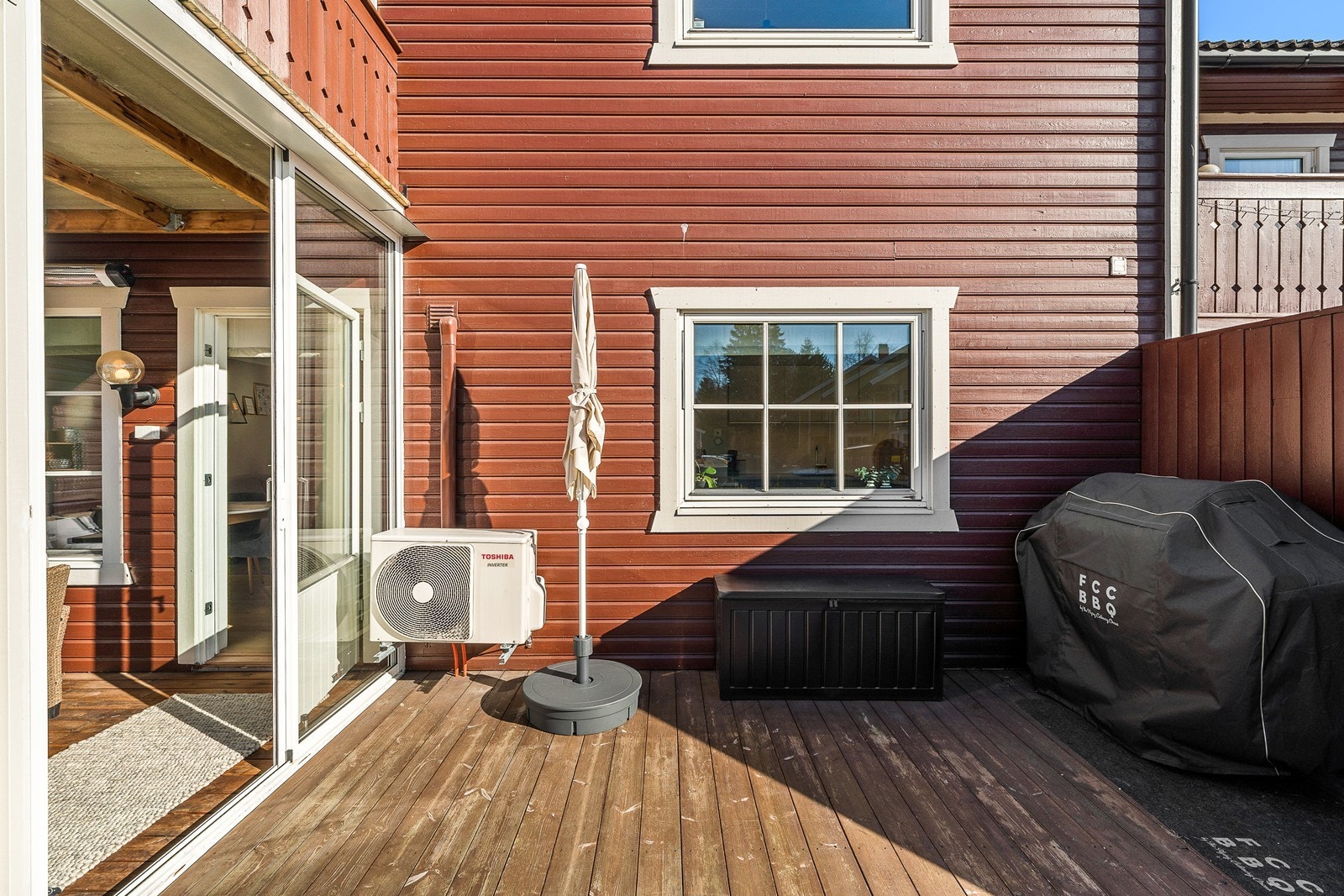 Terrasse med plass for både grill og utemøbler. Galleribilde