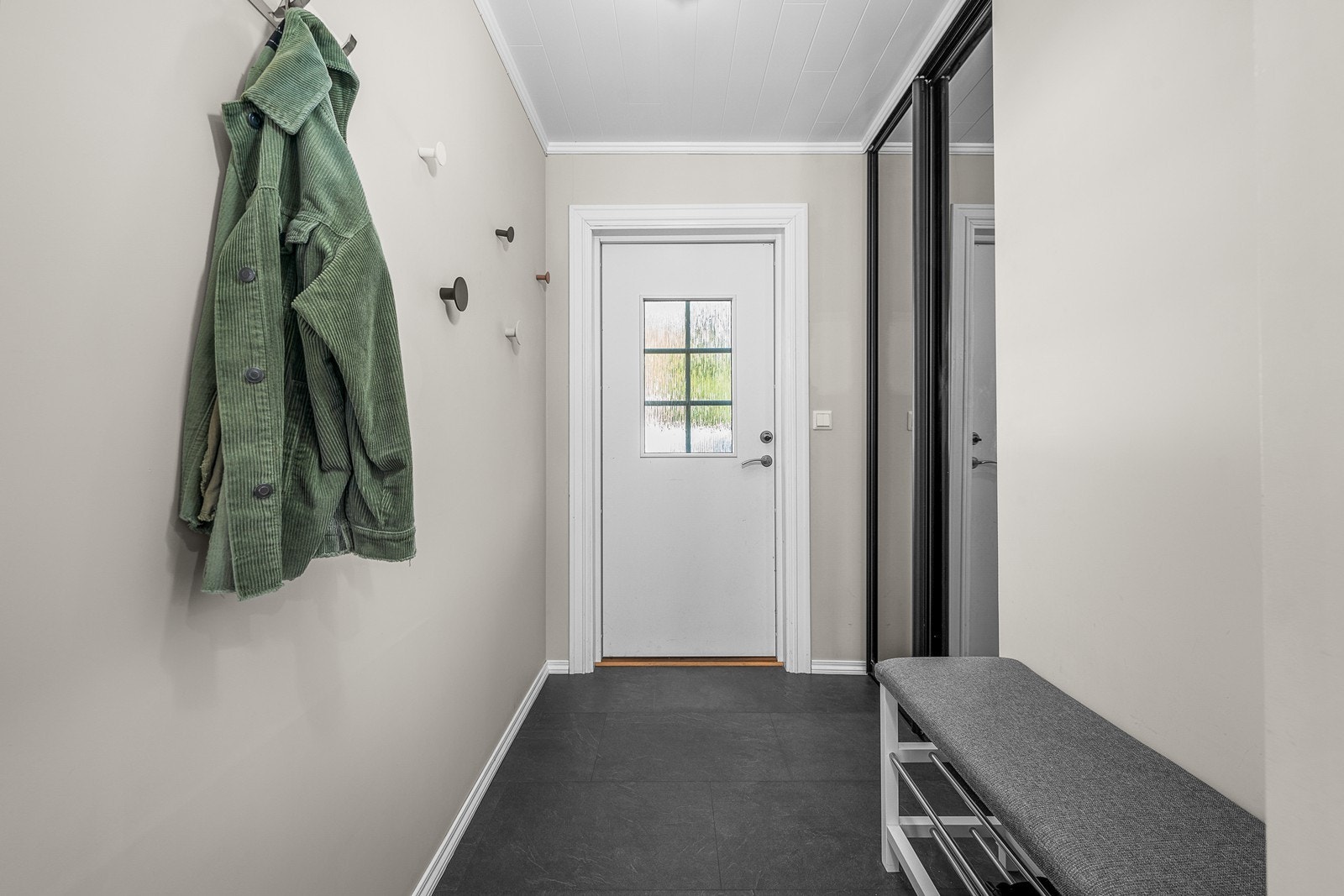 Praktisk entré med innebygde garderobeløsninger. Galleribilde