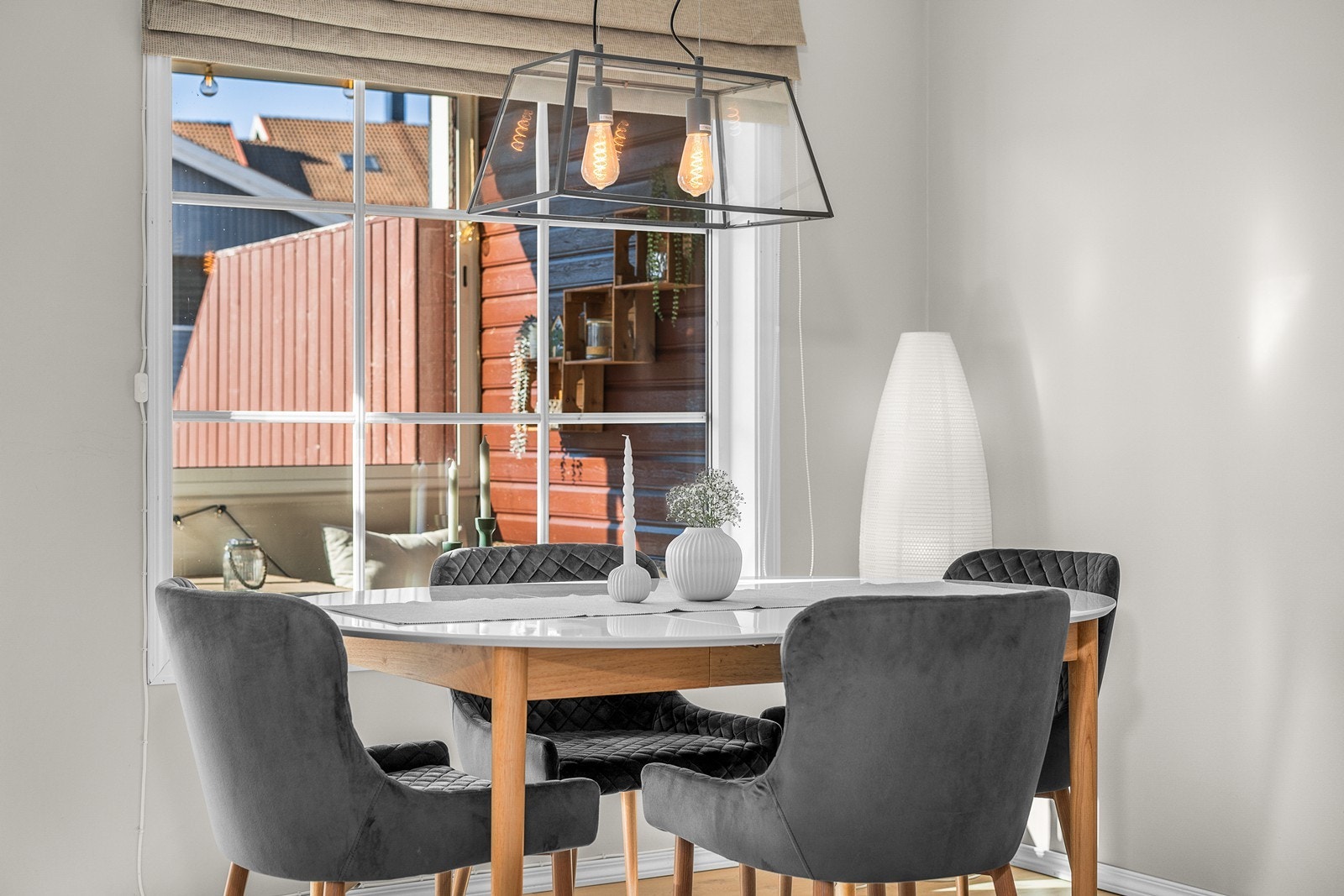 Elegant spiseplass med plass til fire personer. Galleribilde