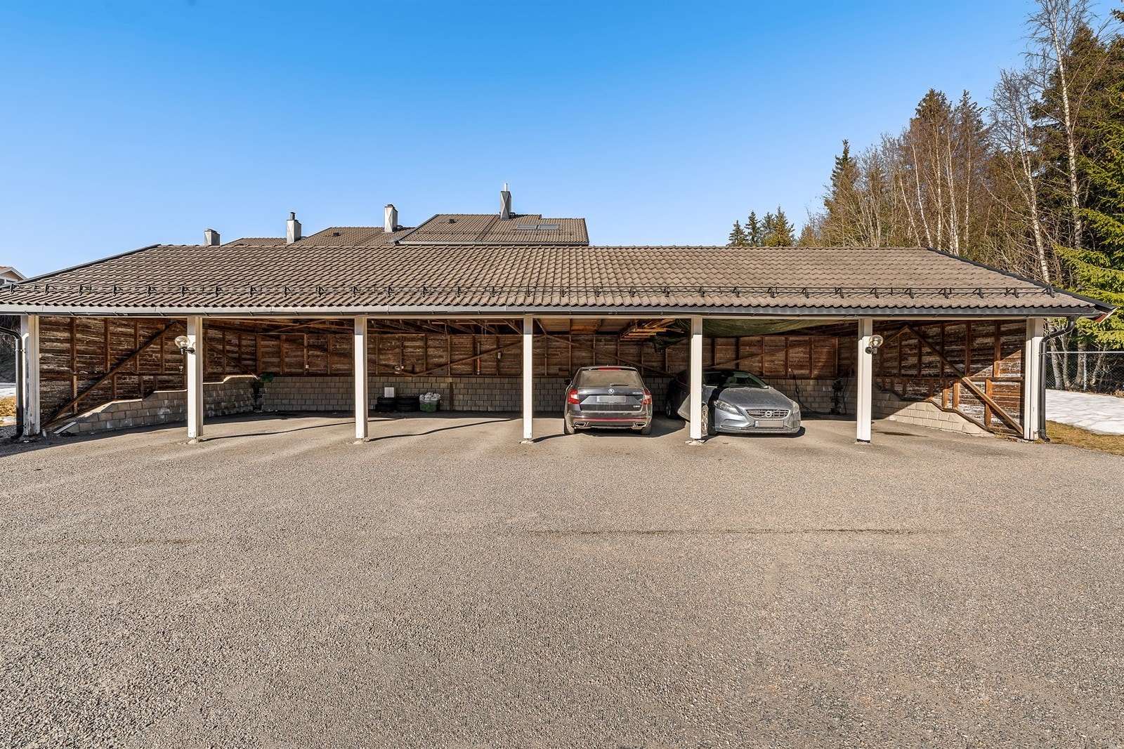 Parkering i carport. Galleribilde