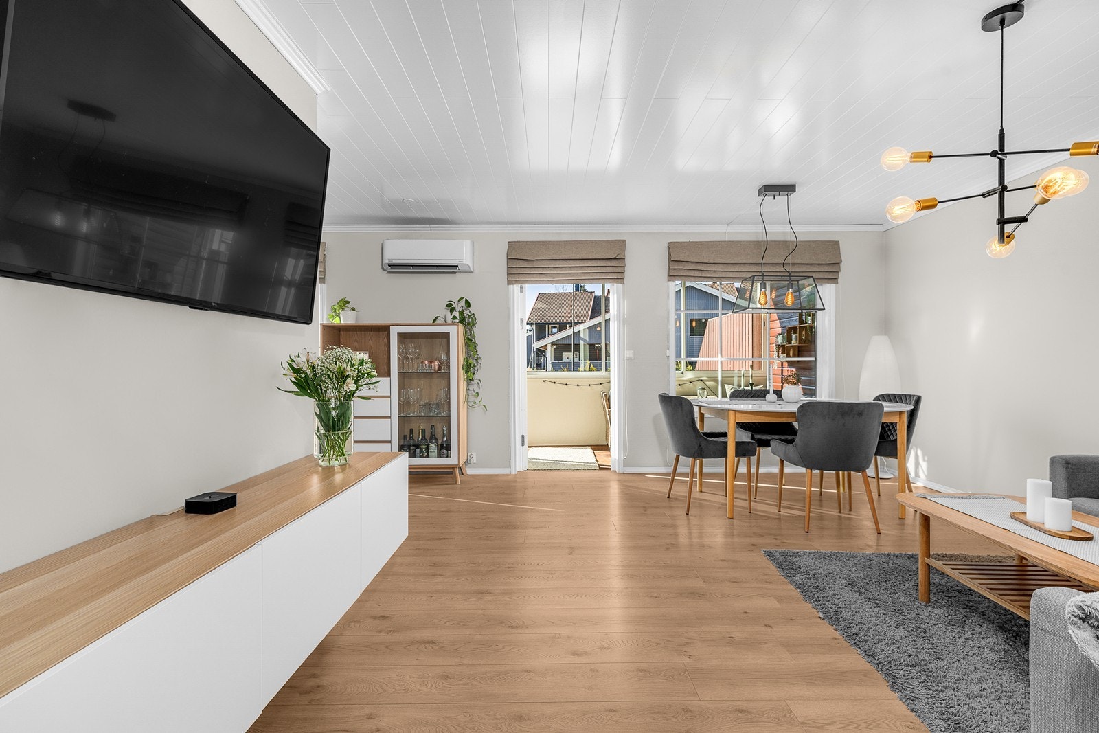 Stue med rom for både underholdning og avslapning. Galleribilde