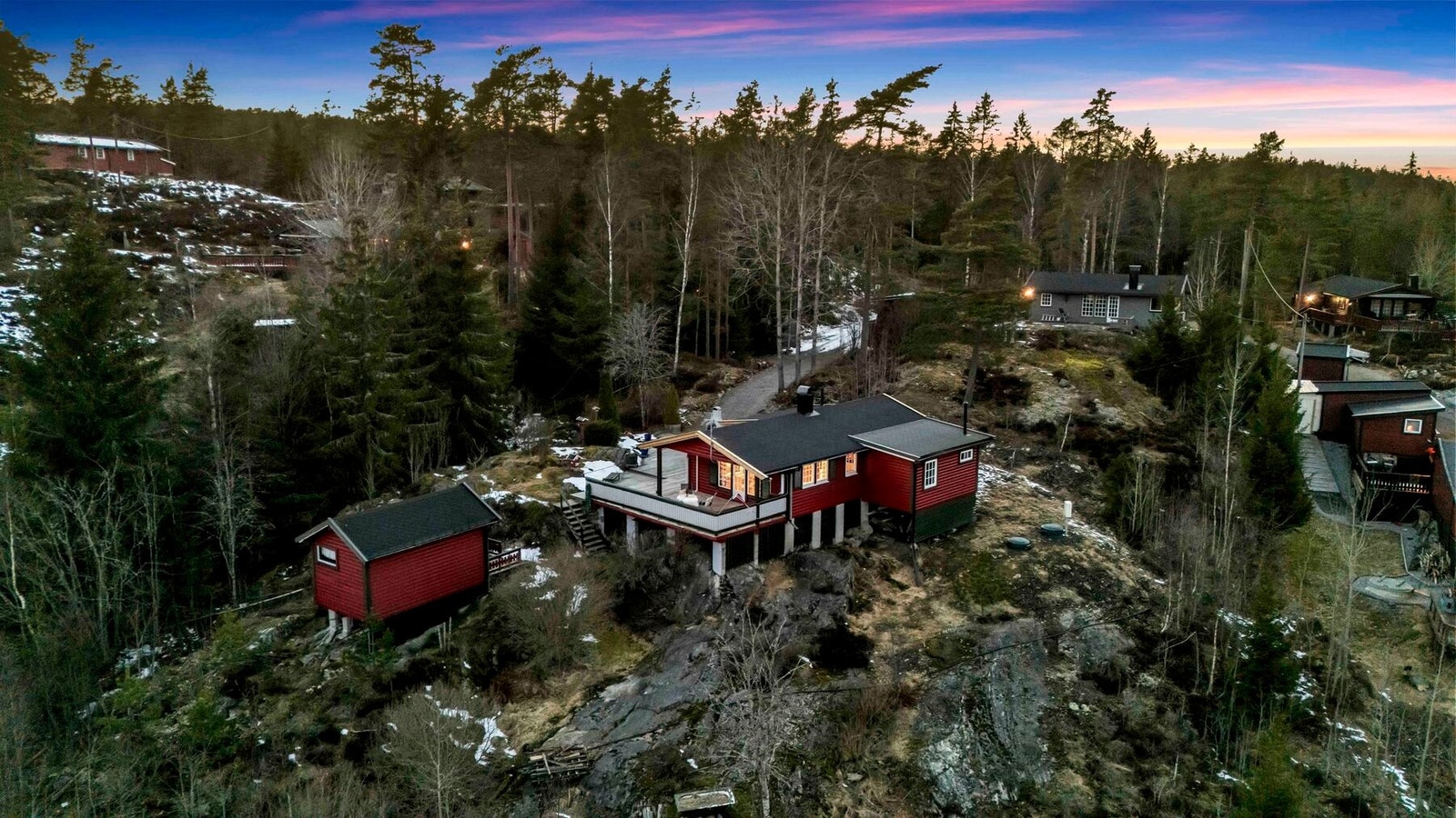 Fantastisk beliggenhet på høydedrag og med bilvei helt frem til usjenert beliggenhet Galleribilde