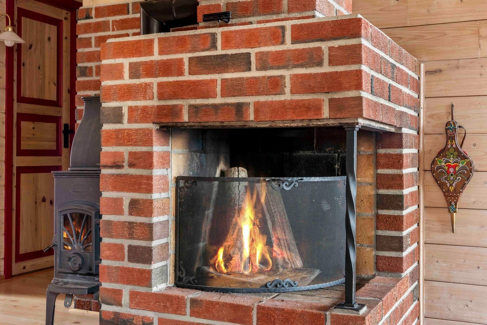 Stuen har en god peisovn for ekstra varme og hygge Galleribilde