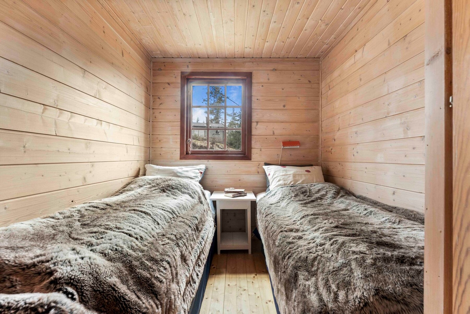 Koselig hovedsoverom med garderobe Galleribilde