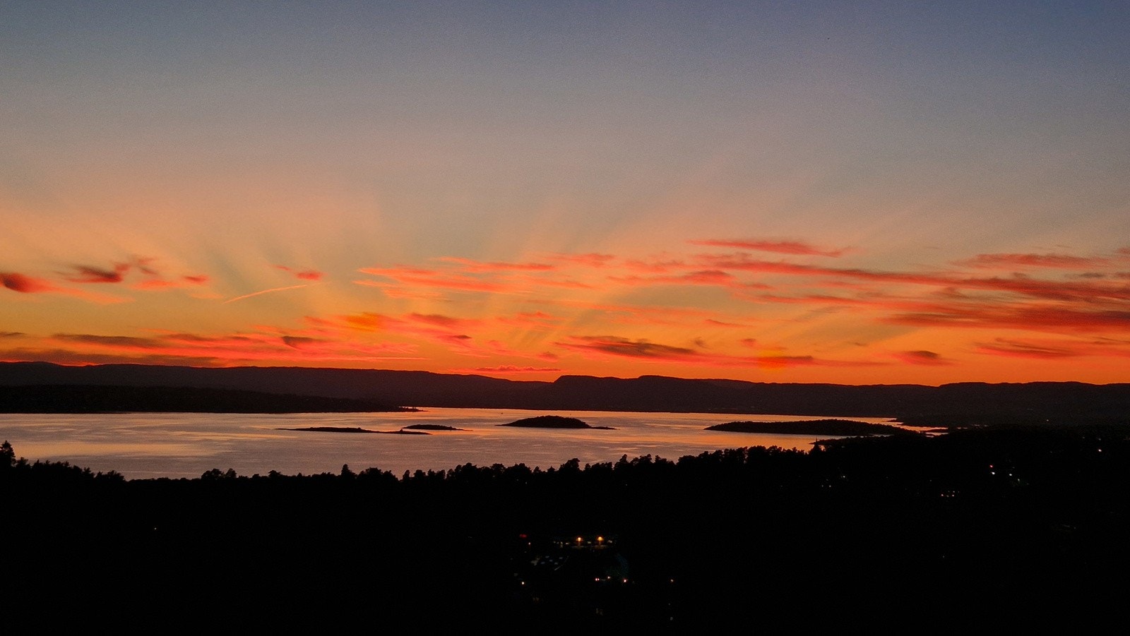 Fantastisk utsikt mot vest, sør og nord - hvor du har solen helt til den går ned. Galleribilde