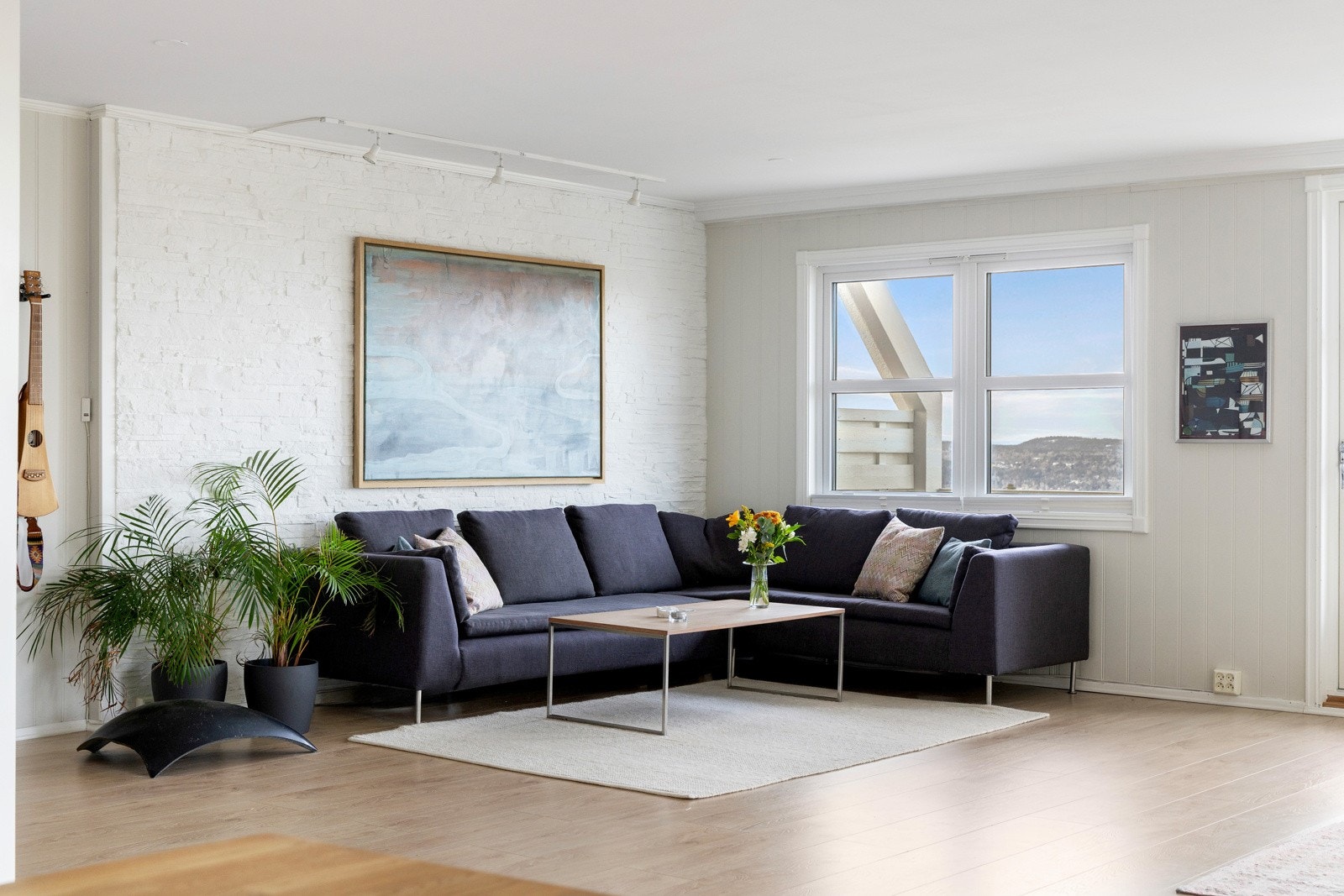 Her har du mange møbleringsmuligheter og godt med lysinnslipp fra alle sider. Galleribilde