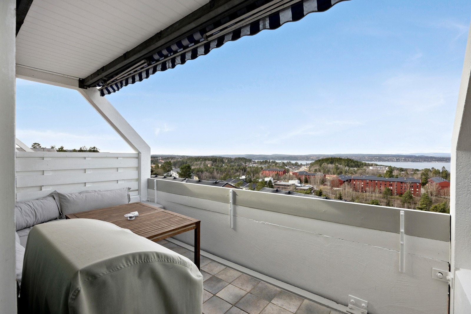 Stor balkong med plass til møblement og grill. Galleribilde