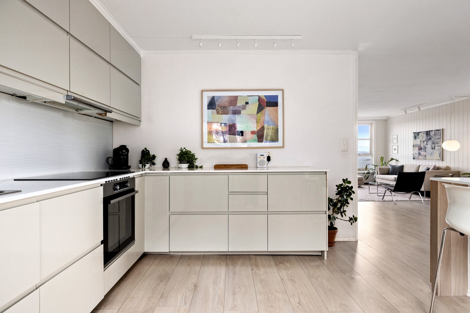 Kjøkkenet har integrerte hvitevarer og godt med skap og benkeplass. Galleribilde