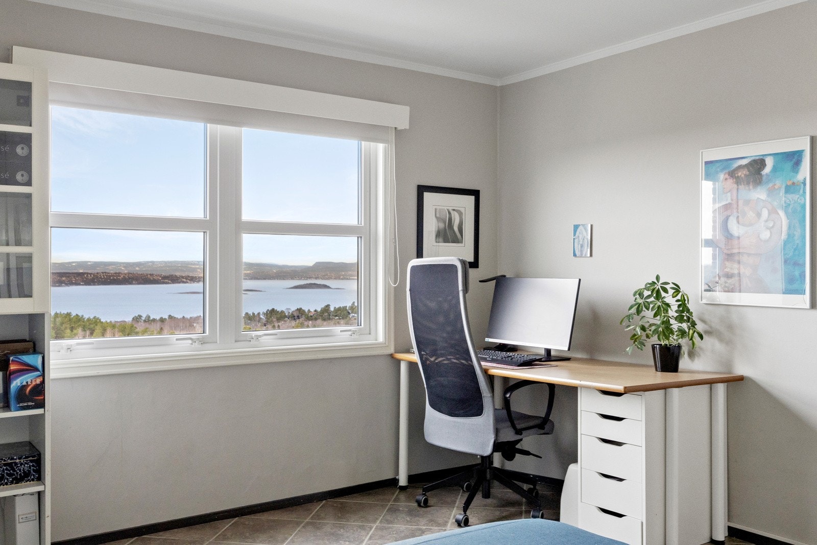 Begge soverommene har også flott utsikt og godt skapplass. Soveorm 1 har også god plass til kontorpult. Galleribilde