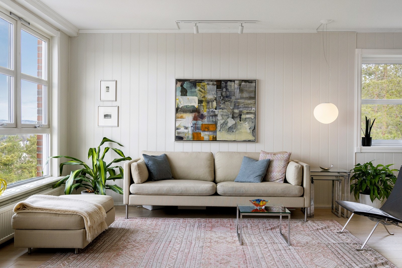 Leiligheten var opprinnelig en 5-roms, men to av soverommene i stuen er fjernet til fordel for et enda større og romslig stue/kjøkken løsning. Galleribilde