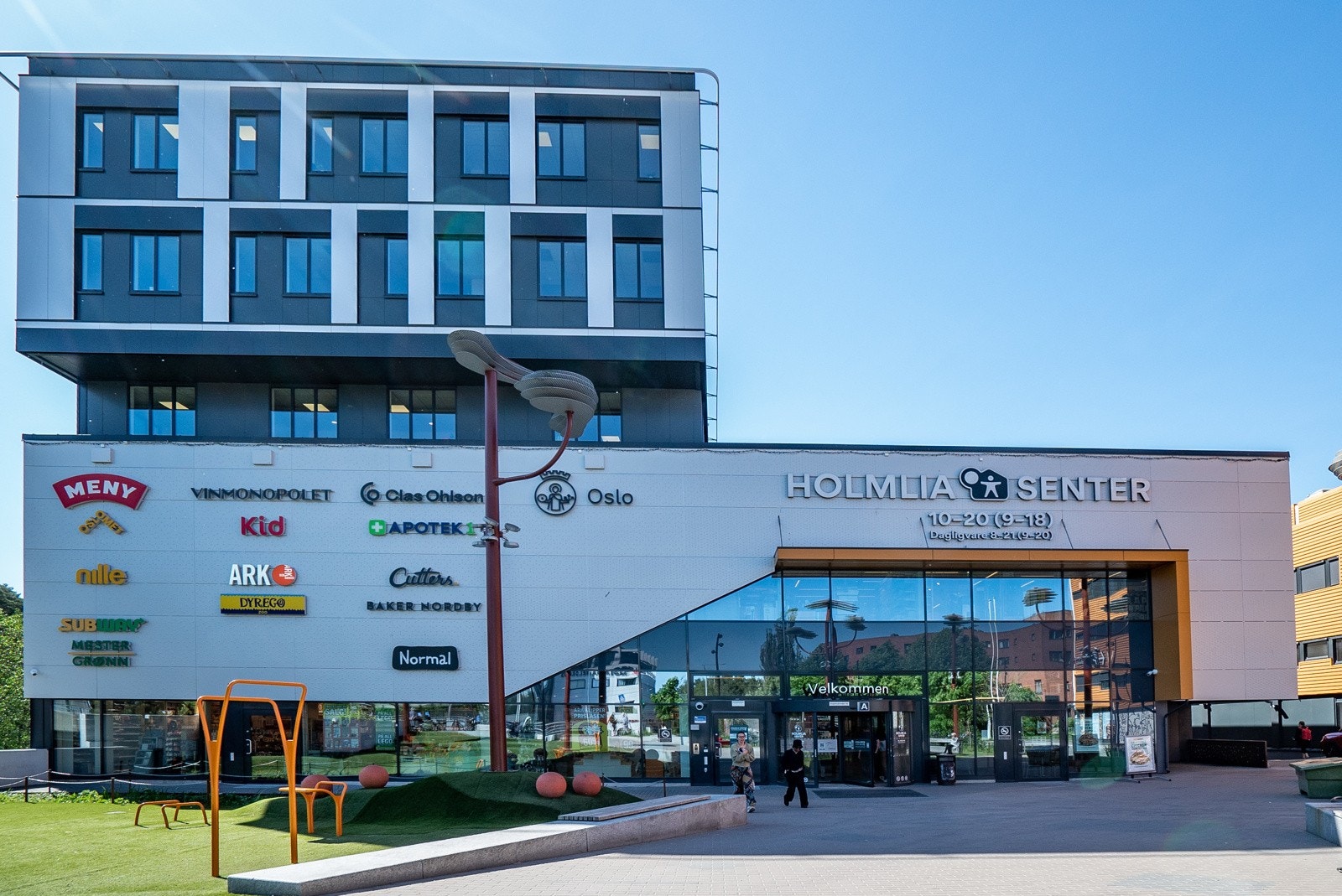 Nye Holmlia Senter er like i nærheten og har mange servicetilbud. Galleribilde