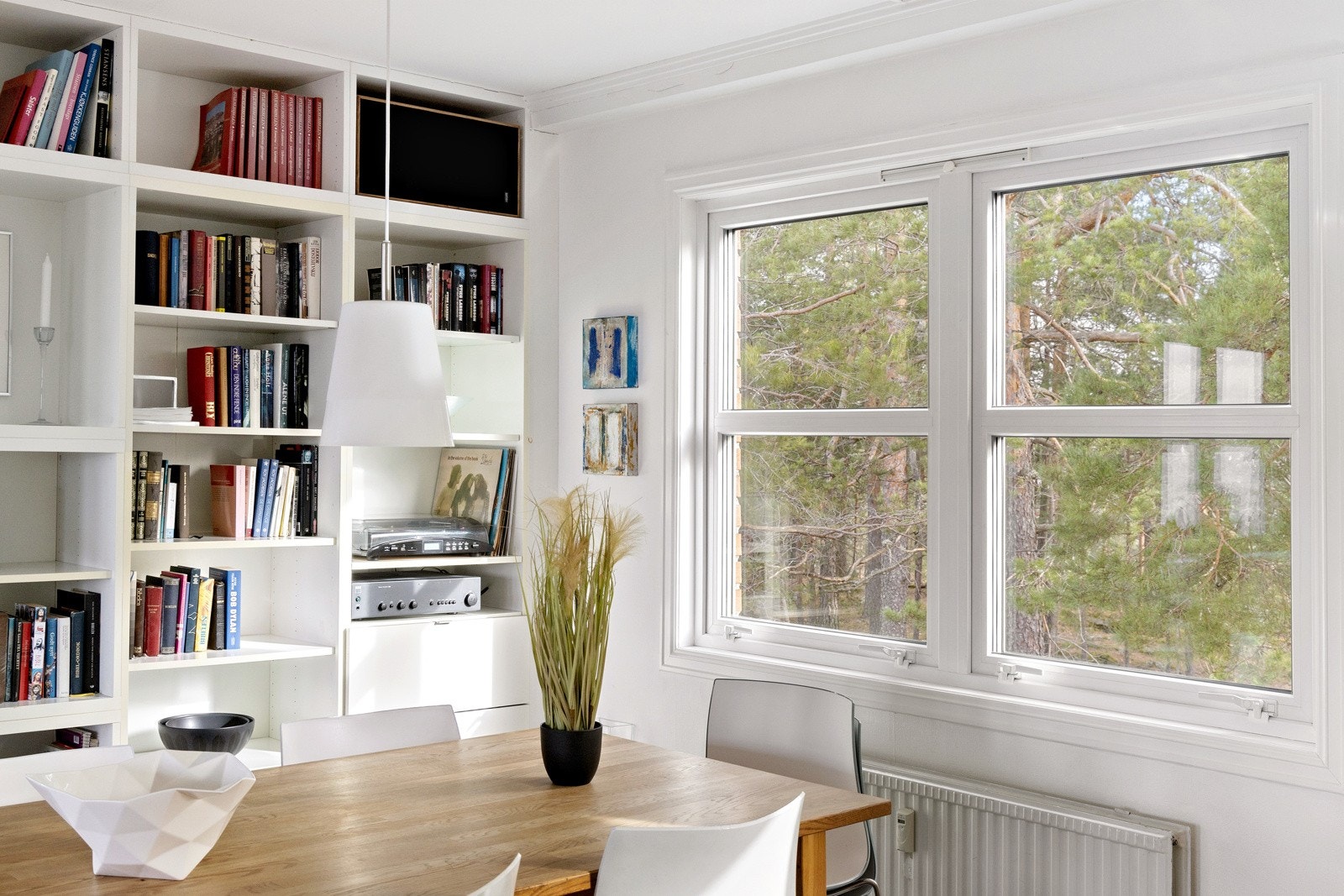 Fra spisestuen har du hyggelig utsyn mot skogsområdet. Galleribilde