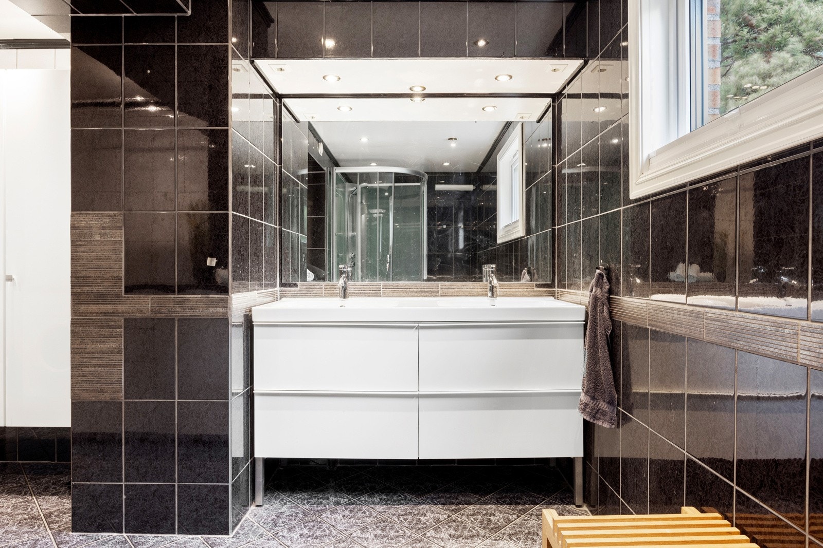 Boligen har et stort bad og separat WC. Galleribilde