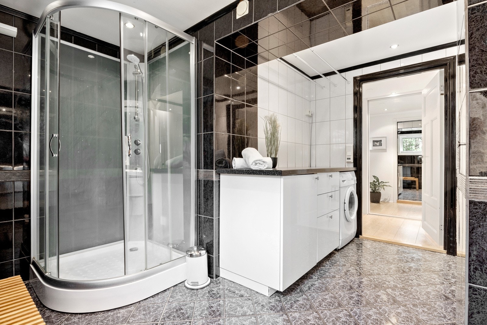 Badet er av god størrelse og har god plass til både vask og tørk, samt dobbelt servant for travle morgentimer. Galleribilde