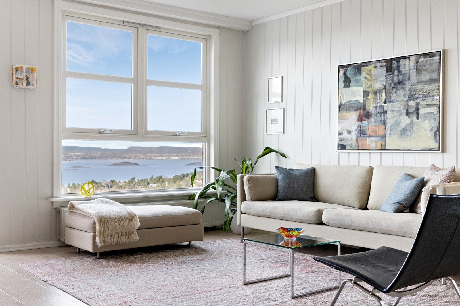 Her bor man skjermet og usjenert til på enden, i byggets toppetasje med utsyn både mot sjø og skog. Galleribilde