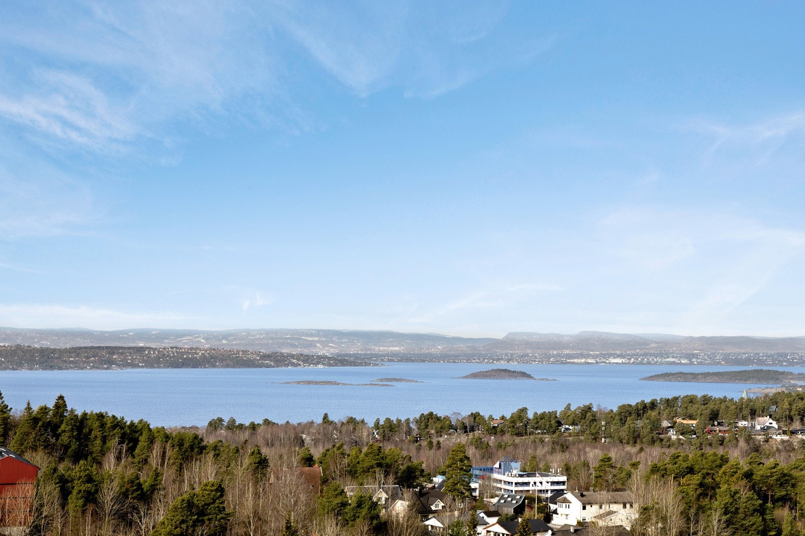 Velkommen til en innholdsrik 3(5)-roms leilighet sentralt, men samtidig tilbaketrukket på Holmlia med fantastisk utsikt! Galleribilde