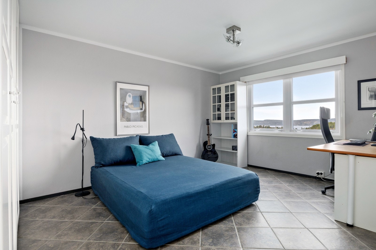 Boligen har i dag 2 store soverom, men kan få 4 med enkle grep. Galleribilde