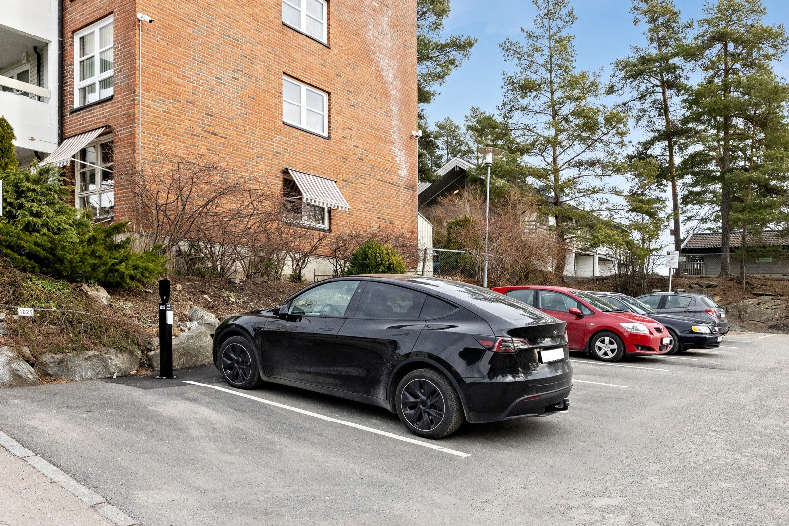 Borettslaget har 280 parkeringsplasser. Parkering på borettslagets parkering etter venteliste. Det er lagt opp mulighet til å kjøpe ladeboks på alle parkeringsplassene. Borettslaget har 6 felles ladepunkter. Galleribilde