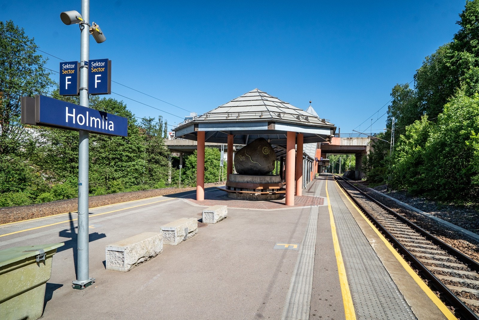 Holmlia Togstasjon og bussholdeplass er en kort spasertur unna. Galleribilde
