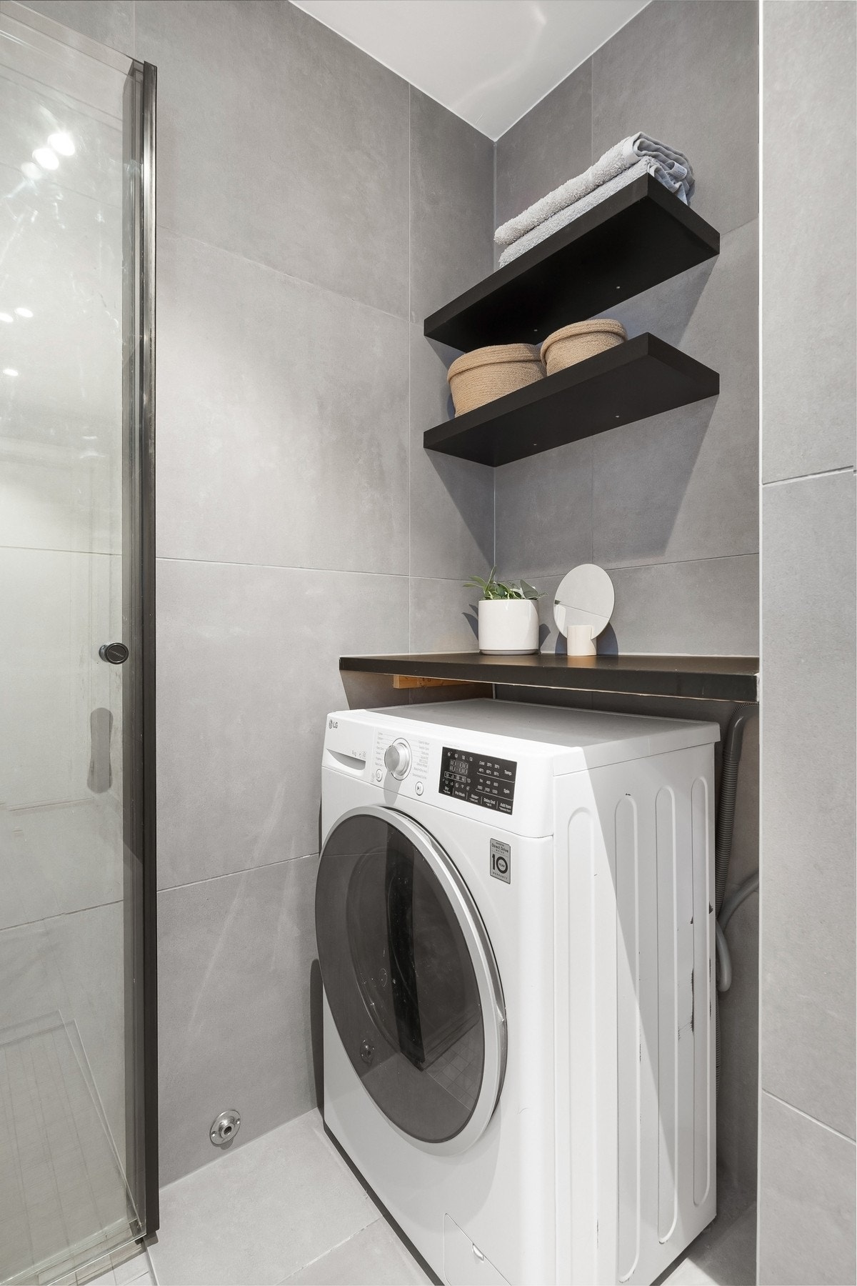 Varmekabler i gulv og opplegg for vaskemaskin. Galleribilde