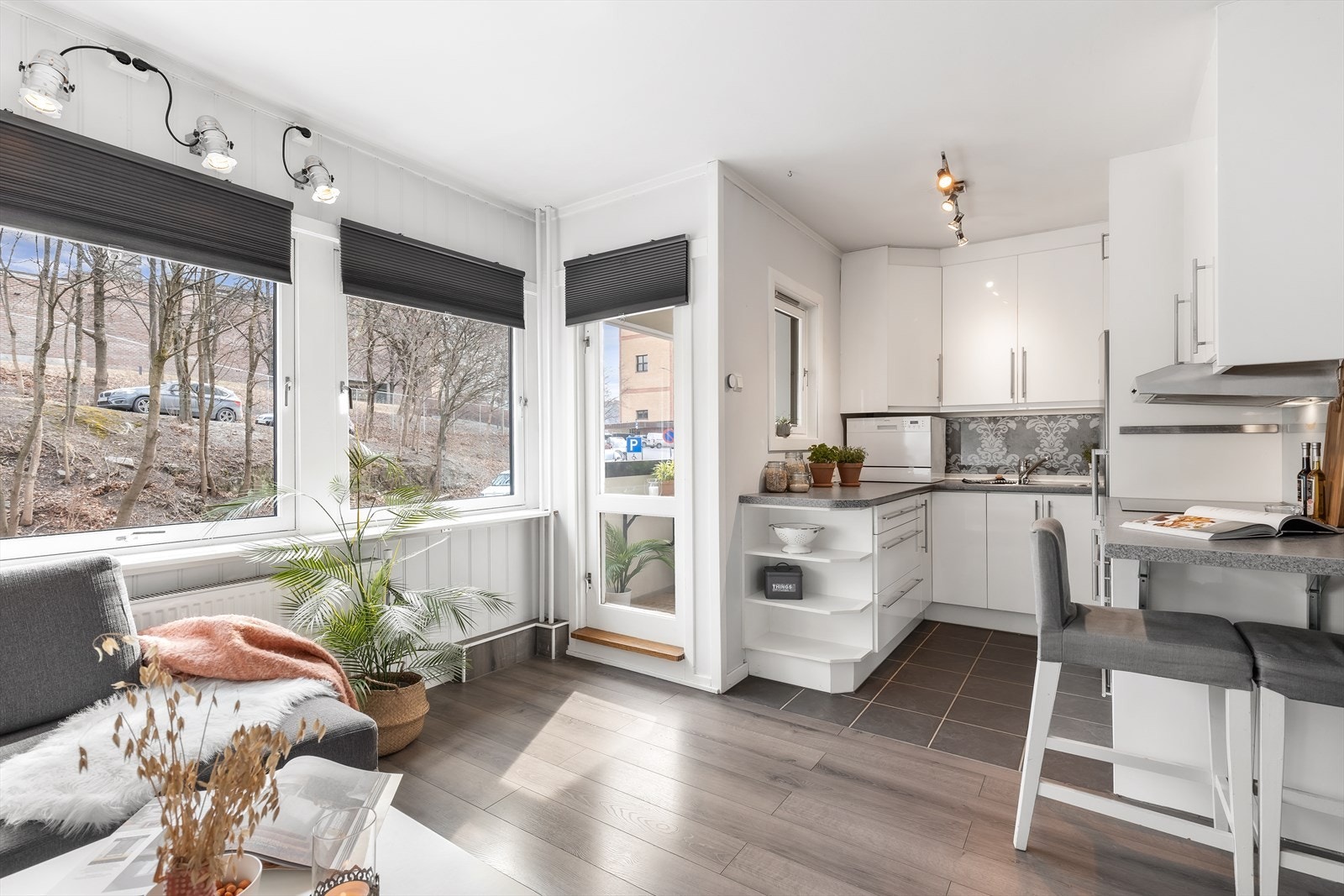 Åpen kjøkken- og stueløsning med utgang til sydvendt balkong Galleribilde