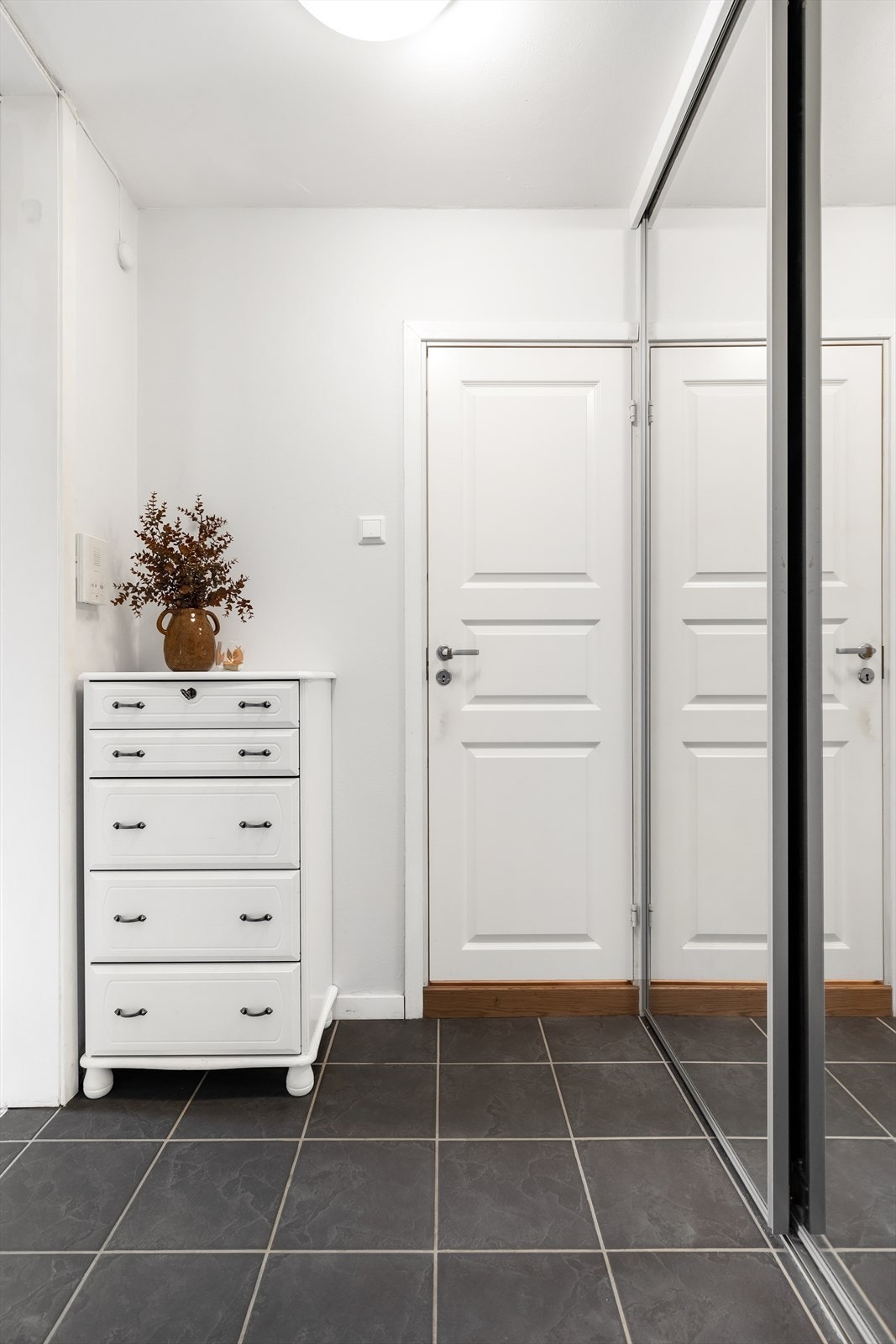 Det er trappefri adkomst til boligen med automatiske døråpnere Galleribilde