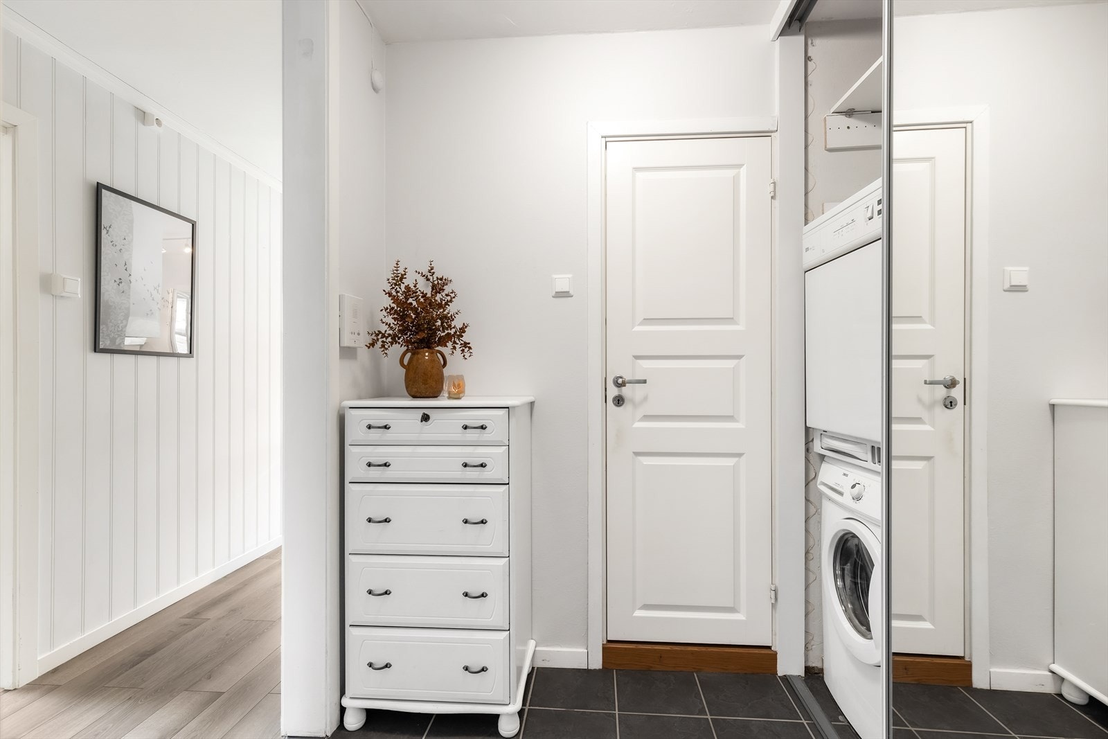 Rikelig med skapplass i Entre Galleribilde