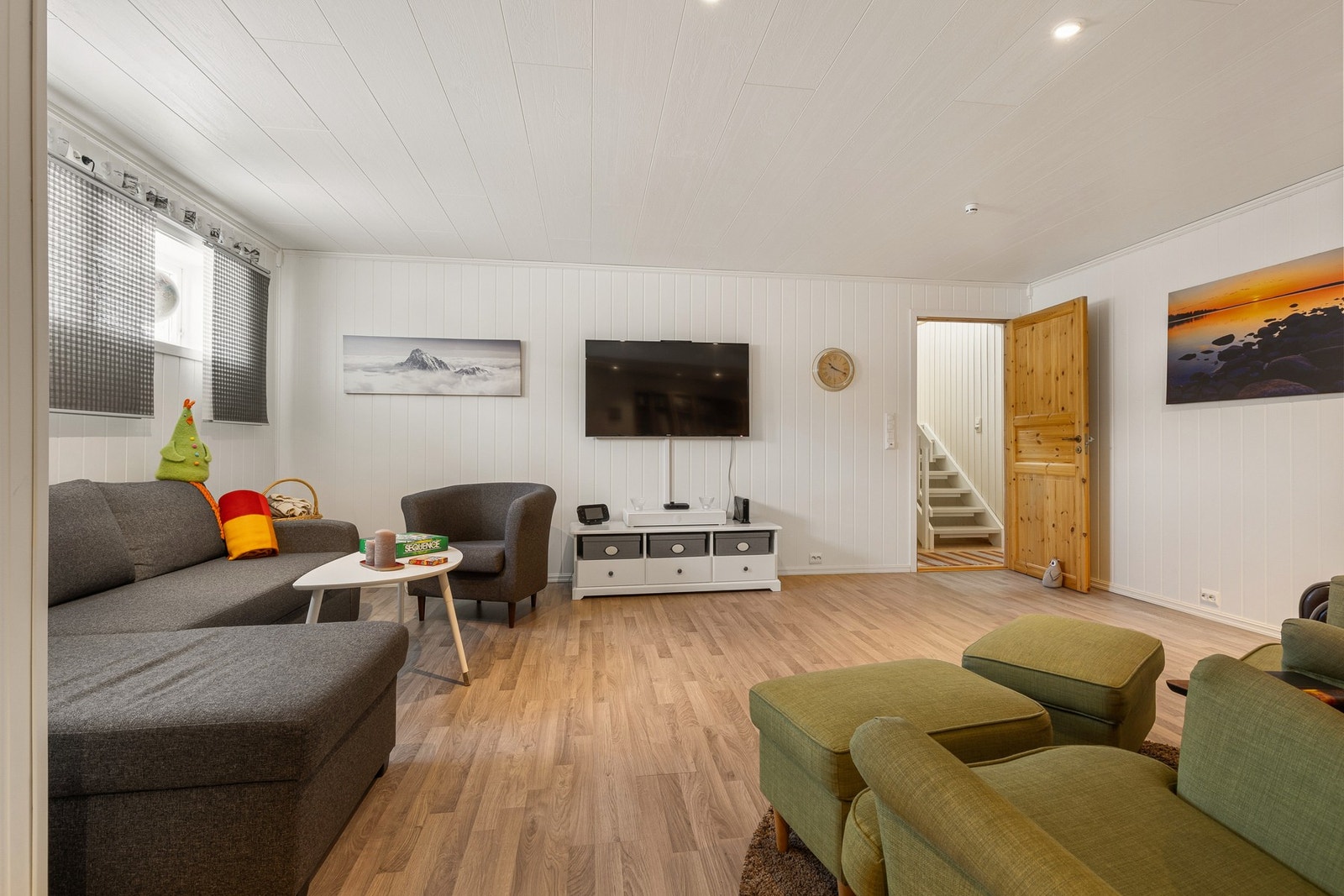 Innredet rom i underetasje. Rommet er ikke omsøkt/bruksendret hos Meløy kommune. Galleribilde