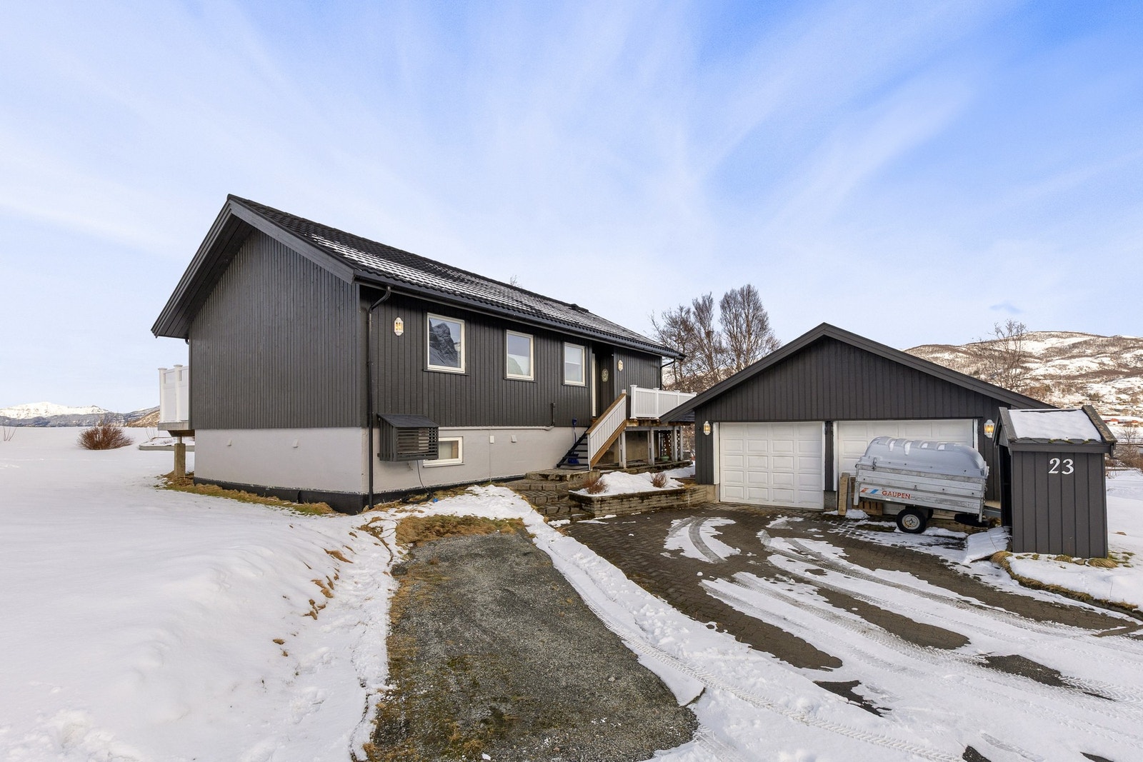 Stor utsiktstomt på over 1 mål med dobbelgarasje og stor gårdsplass. Galleribilde