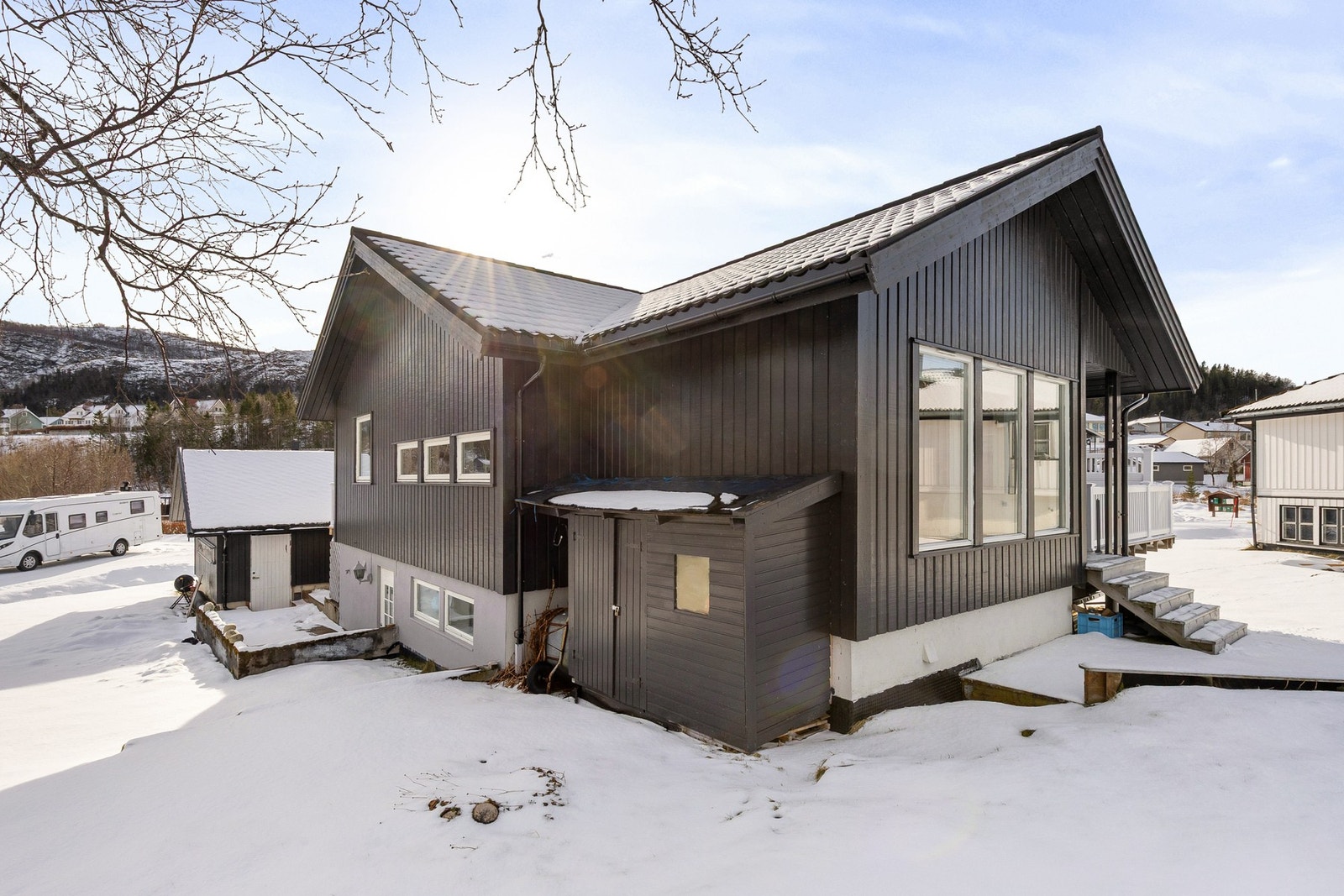 Egen inngang på østsiden av boligen med adkomst til vaskerom i underetasje. Galleribilde