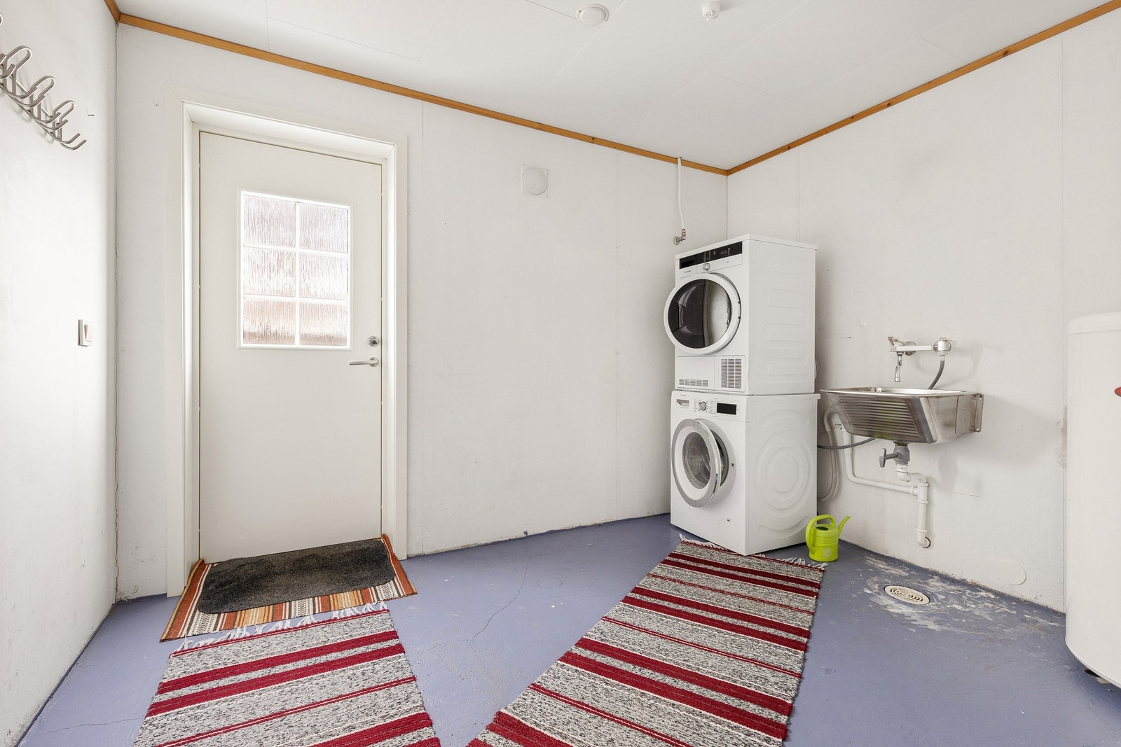 Vaskerom med egen utvendig adkomst - Underetasje Galleribilde