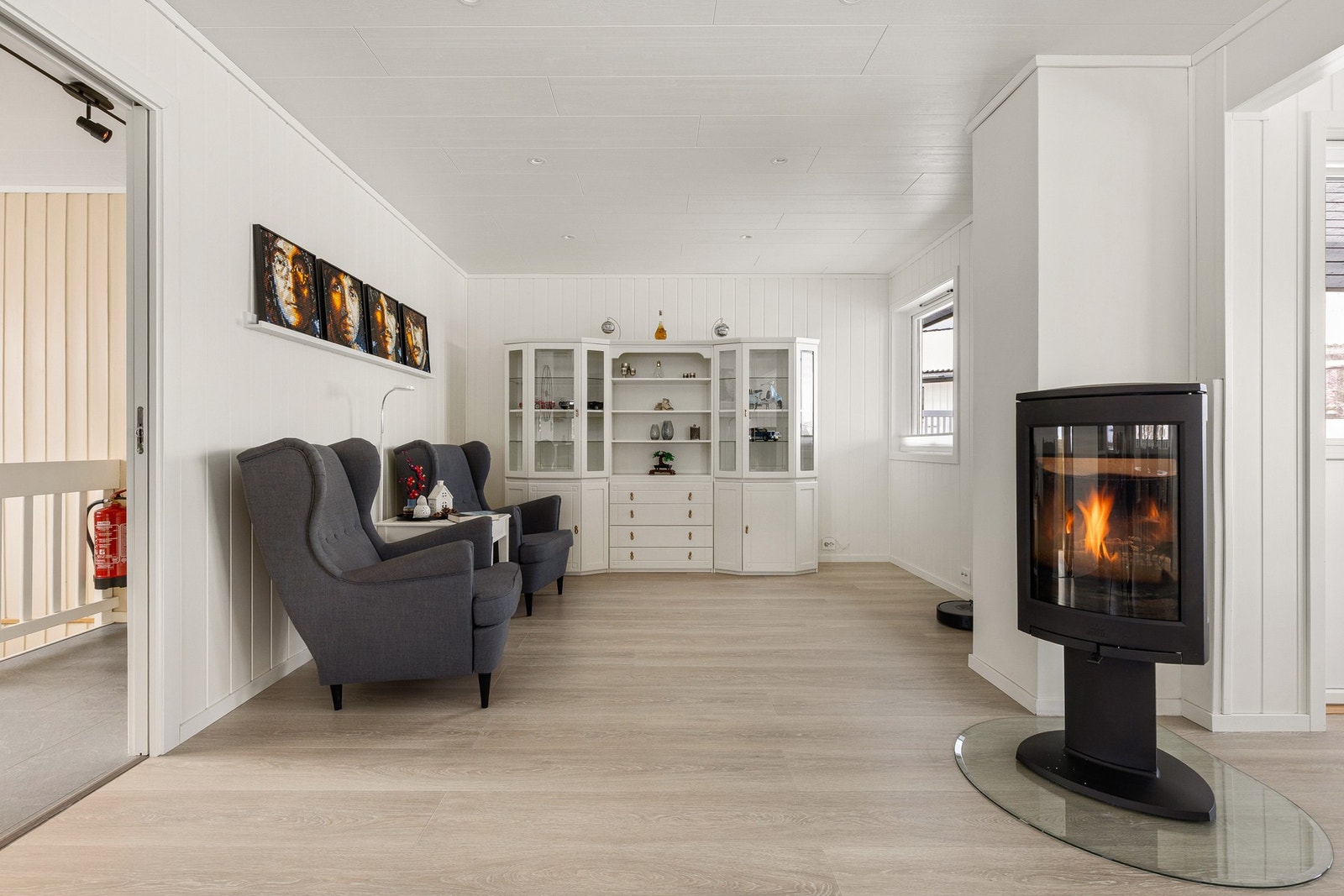 Her er stuen omgjort, og et tidligere soverom fjernet for å gjøre oppholdsrommet større. Dette kan tilbakeføres uten søknad til kommunen. Galleribilde