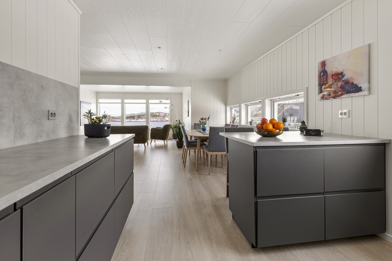 Kjøkkenøy med ekstra benkeplass og oppbevaring Galleribilde