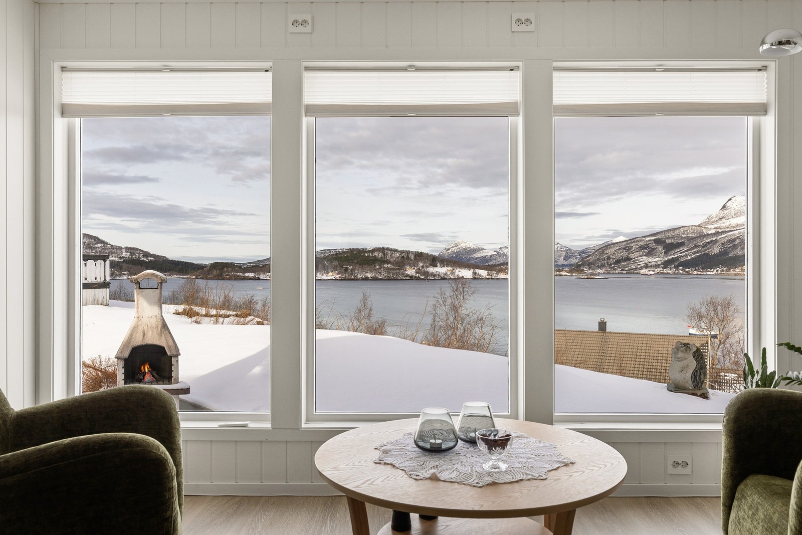 Koselig sittegruppe med fantastisk utsikt gjennom store vindusflater mot innseilingen til havnebassenget. Galleribilde