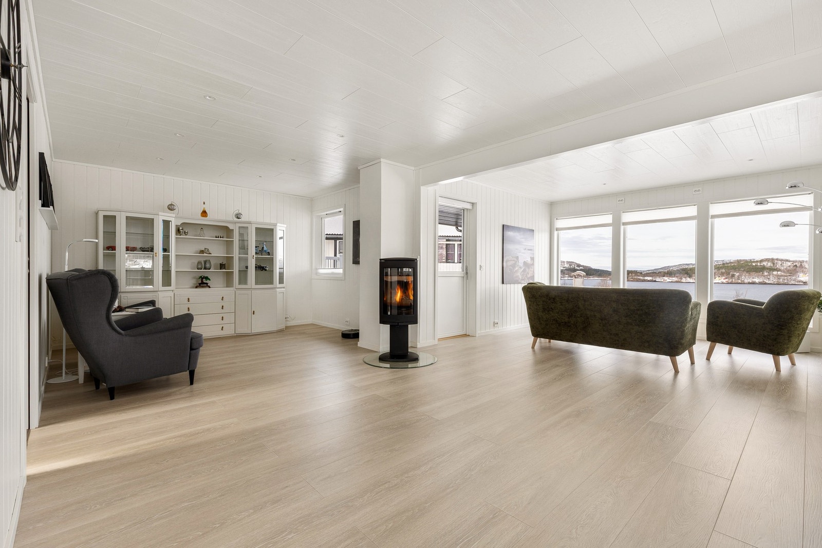 Stort og luftig oppholdsrom som ble oppusset i 2021. Fantastisk havutsikt og herlig lysinnslipp fra store vindusflater. Galleribilde