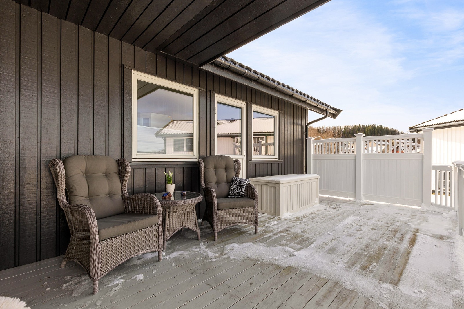 Herlig nordvestvendt uteområde med adkomst fra stuen og hovedsoverommet. Galleribilde