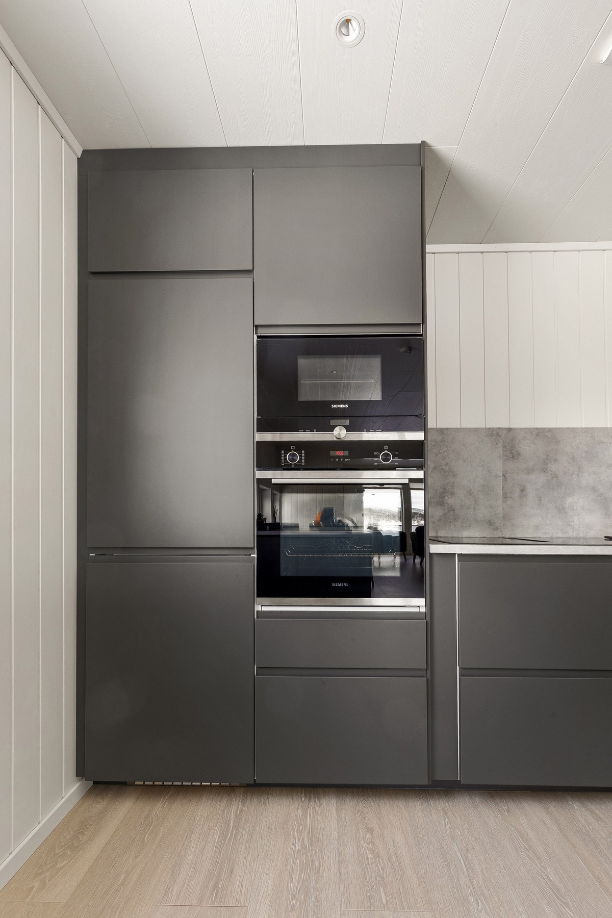 Kjøkkeninnredningen har integrerte hvitevarer fra Siemens, som inkluderer mikro, stekeovn, oppvaskmaskin og kombinert kjøl/fryseskap. Galleribilde