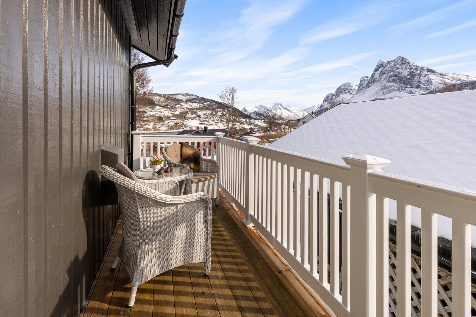 Koselig sittegruppe ved inngangspartiet - Perfekt for morgenkaffen! Galleribilde