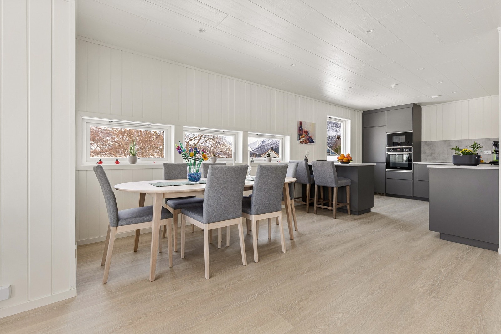 Hele etasjen, foruten badet, ble pusset opp i 2021 med stilrene farge- og materialvalg. Galleribilde