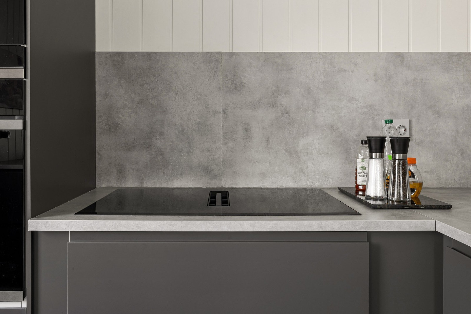 Induksjonstoppen har stilren, nedfelt ventilator med avtrekk ut. Galleribilde