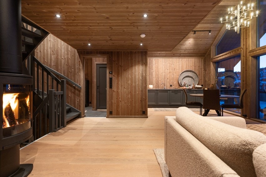 Stue og kjøkken er i en åpen og sosial løsning Galleribilde