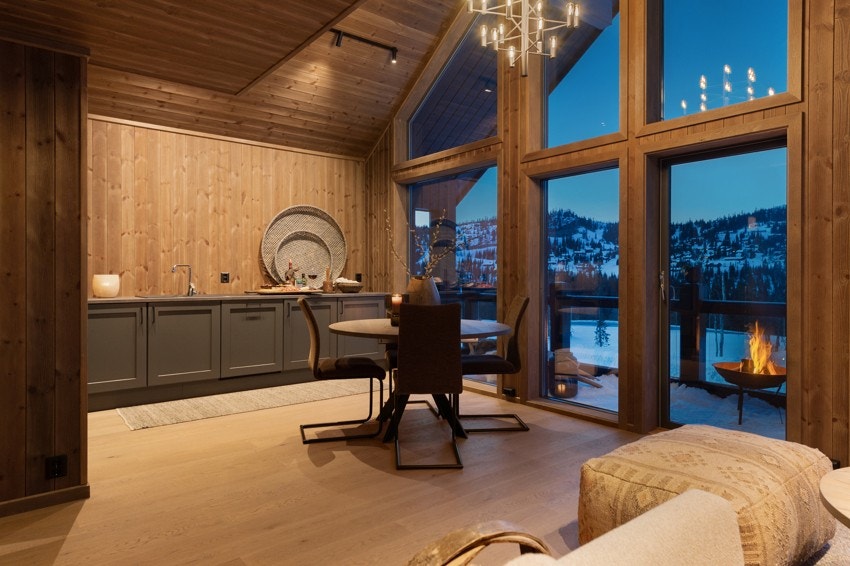 Stue og kjøkken er i en åpen og sosial løsning Galleribilde