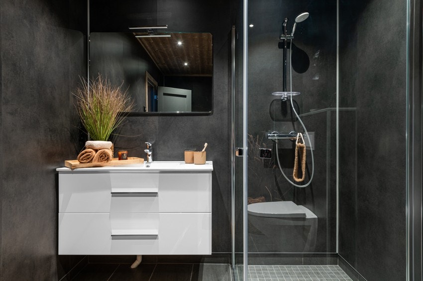 Bad - man har også et separat WC rom med vask i hytta Galleribilde