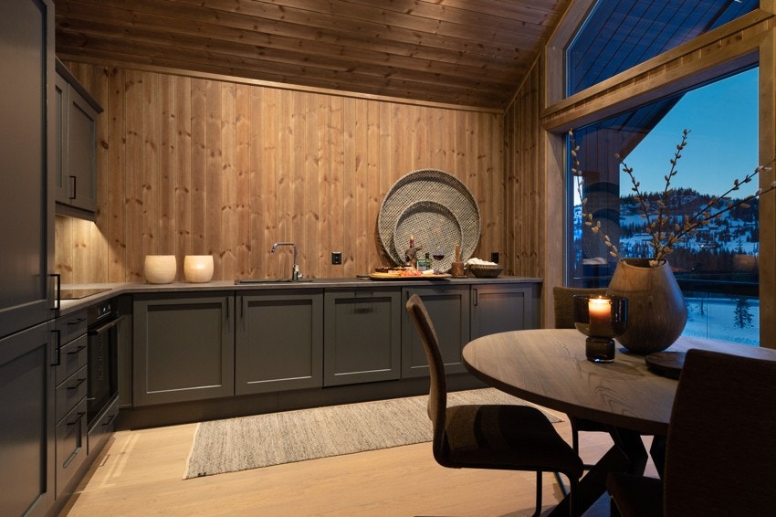 Stue og kjøkken er i en åpen og sosial løsning Galleribilde