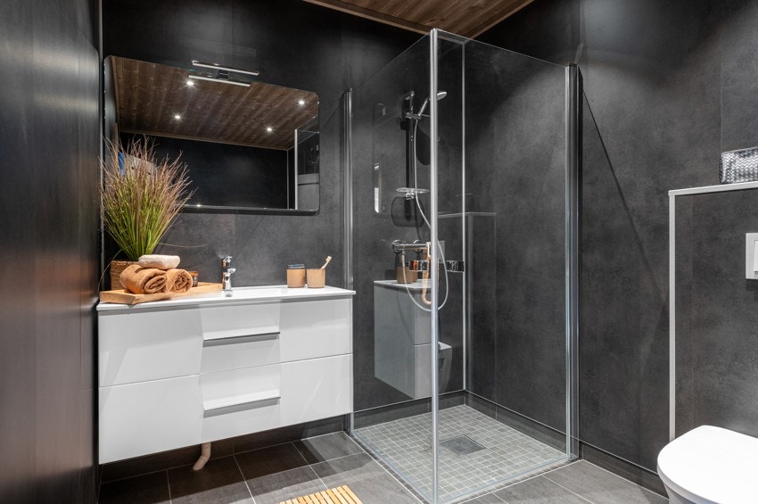 Bad - man har også et separat WC rom med vask i hytta Galleribilde