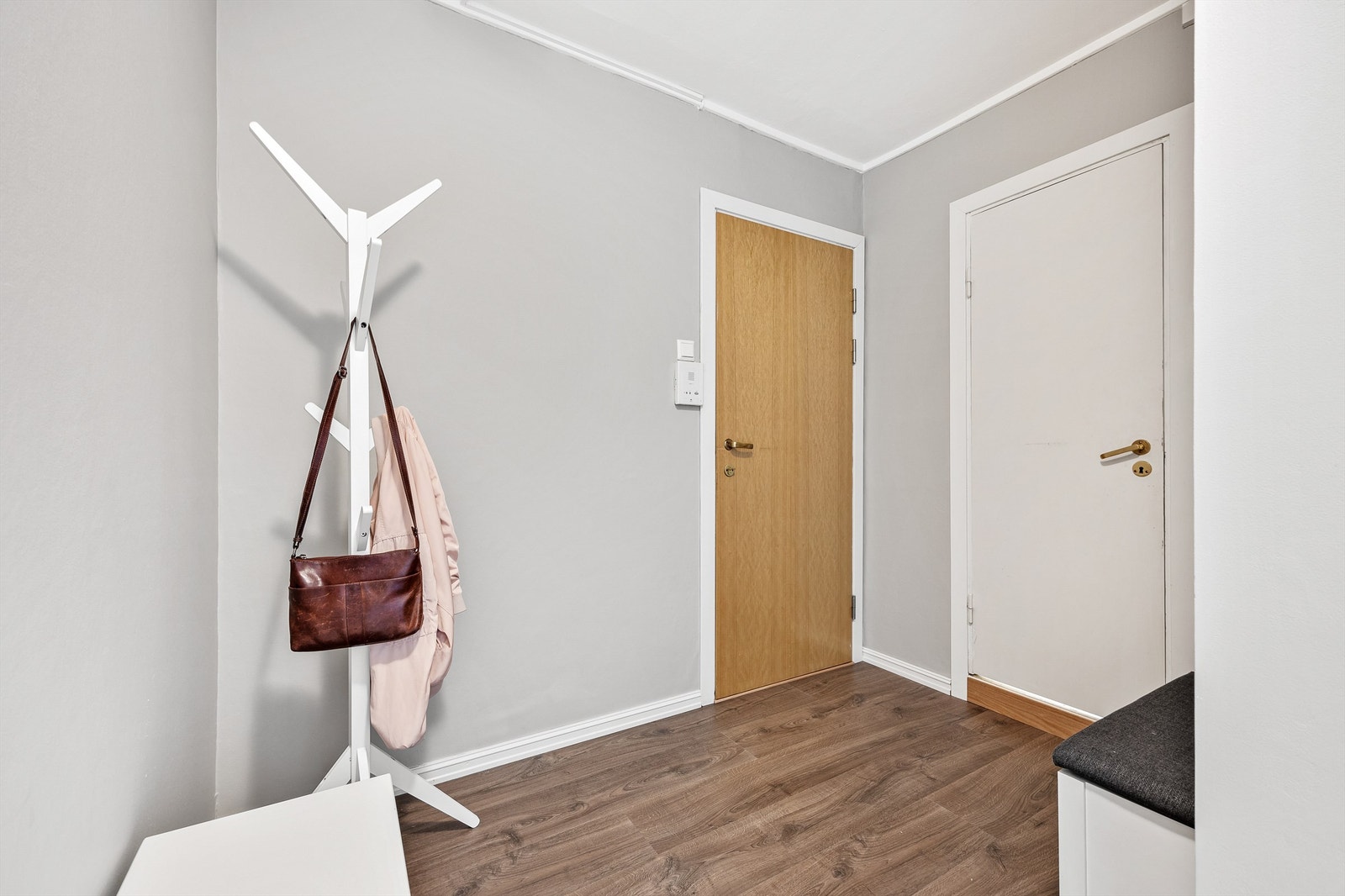 Leiligheten ønsker deg velkommen med en lys og innbydende entré som gir et godt førsteinntrykk Galleribilde