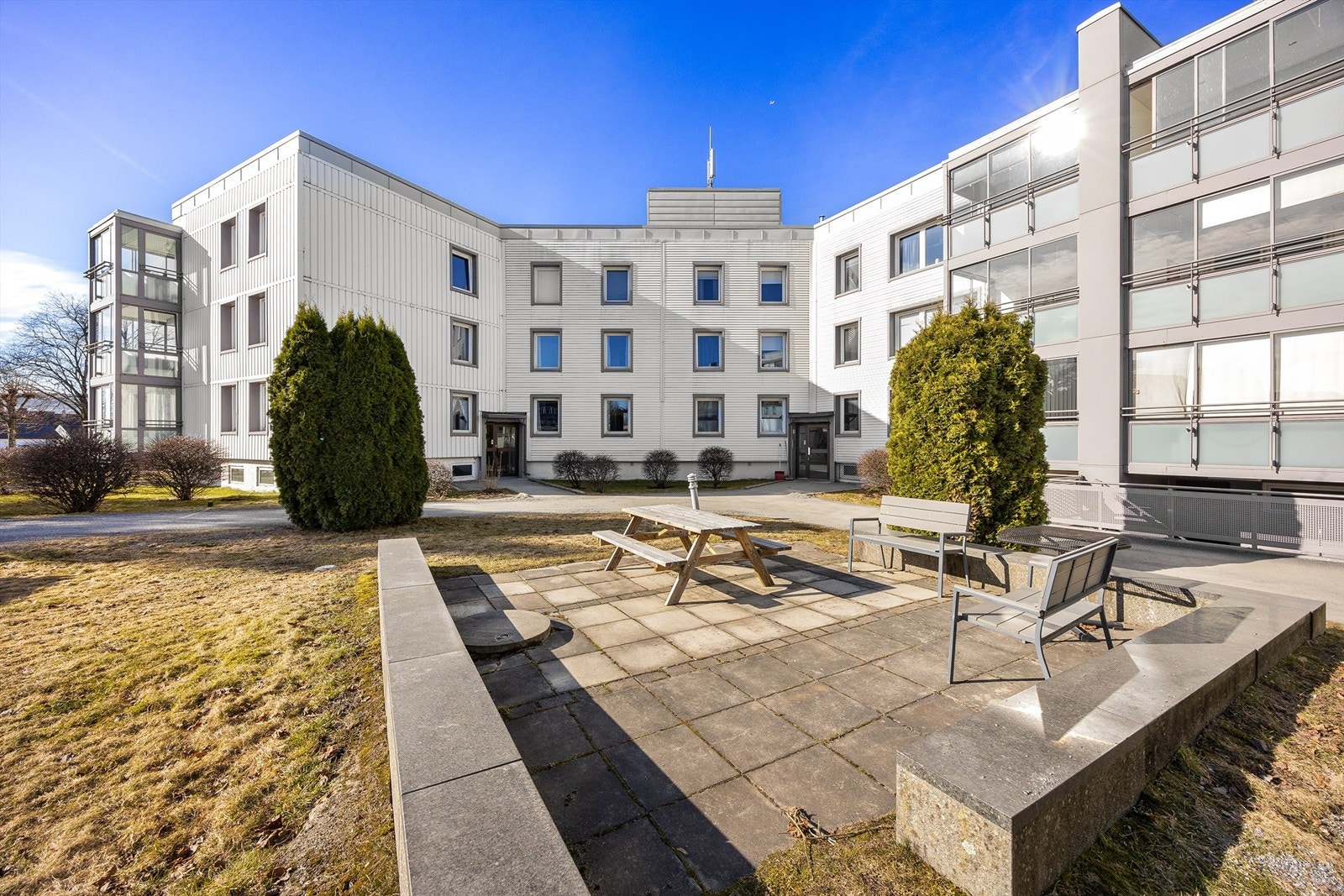 Velkommen til Lundsalleen 28A, en lys og innbydende 3-roms leilighet i 2. etasje Galleribilde