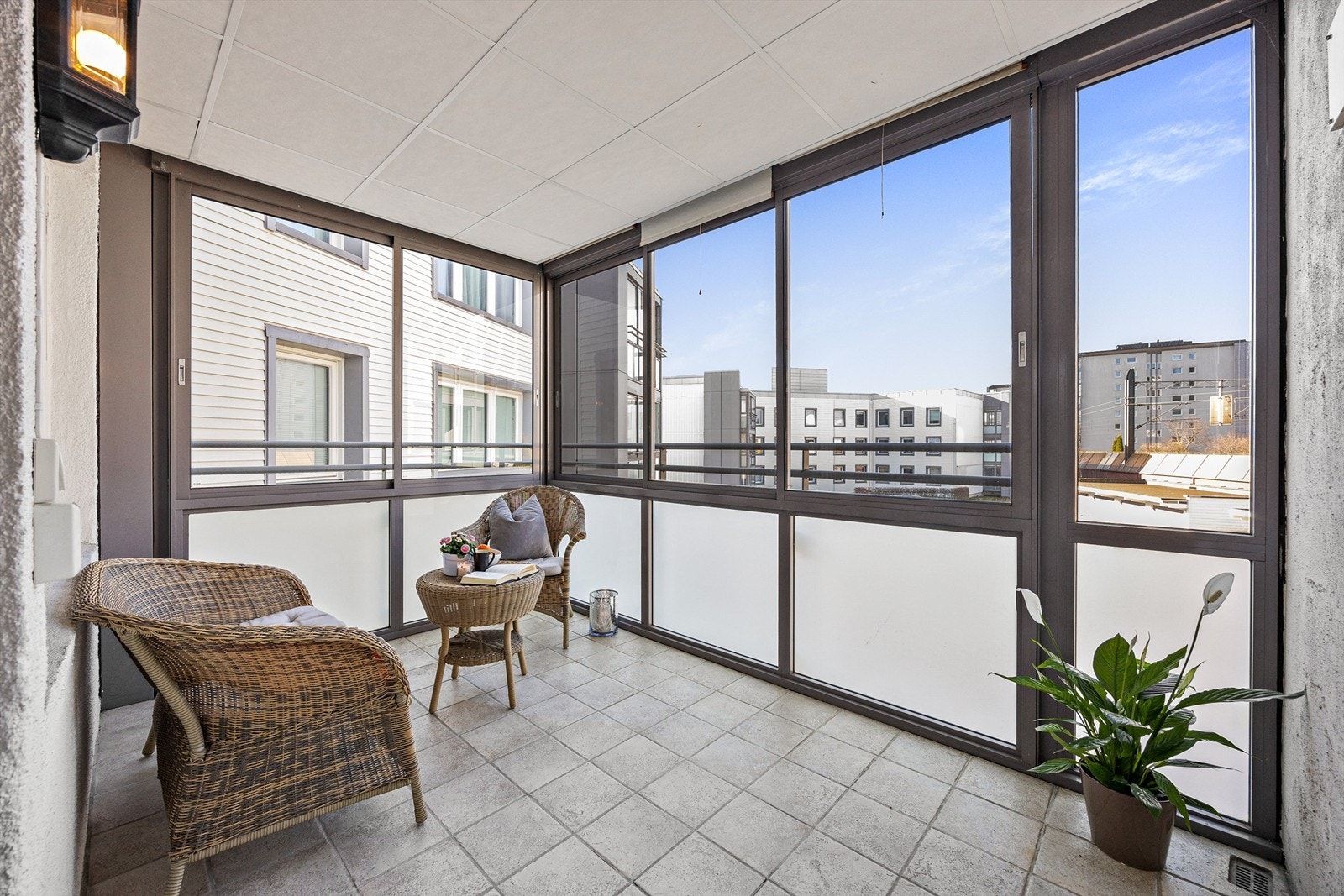 Fra stuen har du utgang til en sydvendt, innglasset balkong som forlenger stuearealet og gir en fin sone for avslapning året rundt Galleribilde