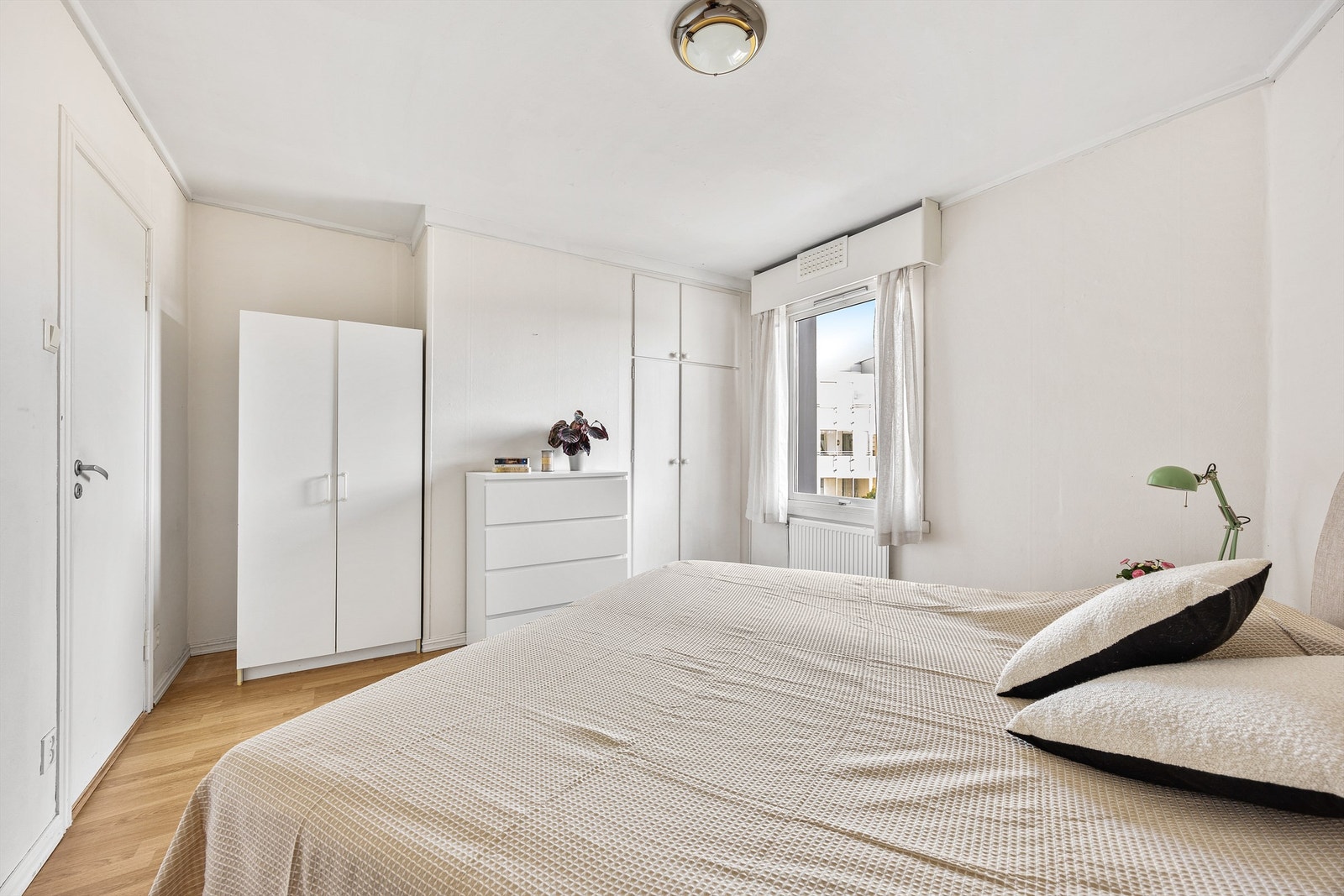 Boligen har to lyse og romslige soverom, begge med plass til dobbeltseng. Rommene er utstyrt med et plassbygget garderobeskap som gir rikelig med oppbevaringsplass Galleribilde