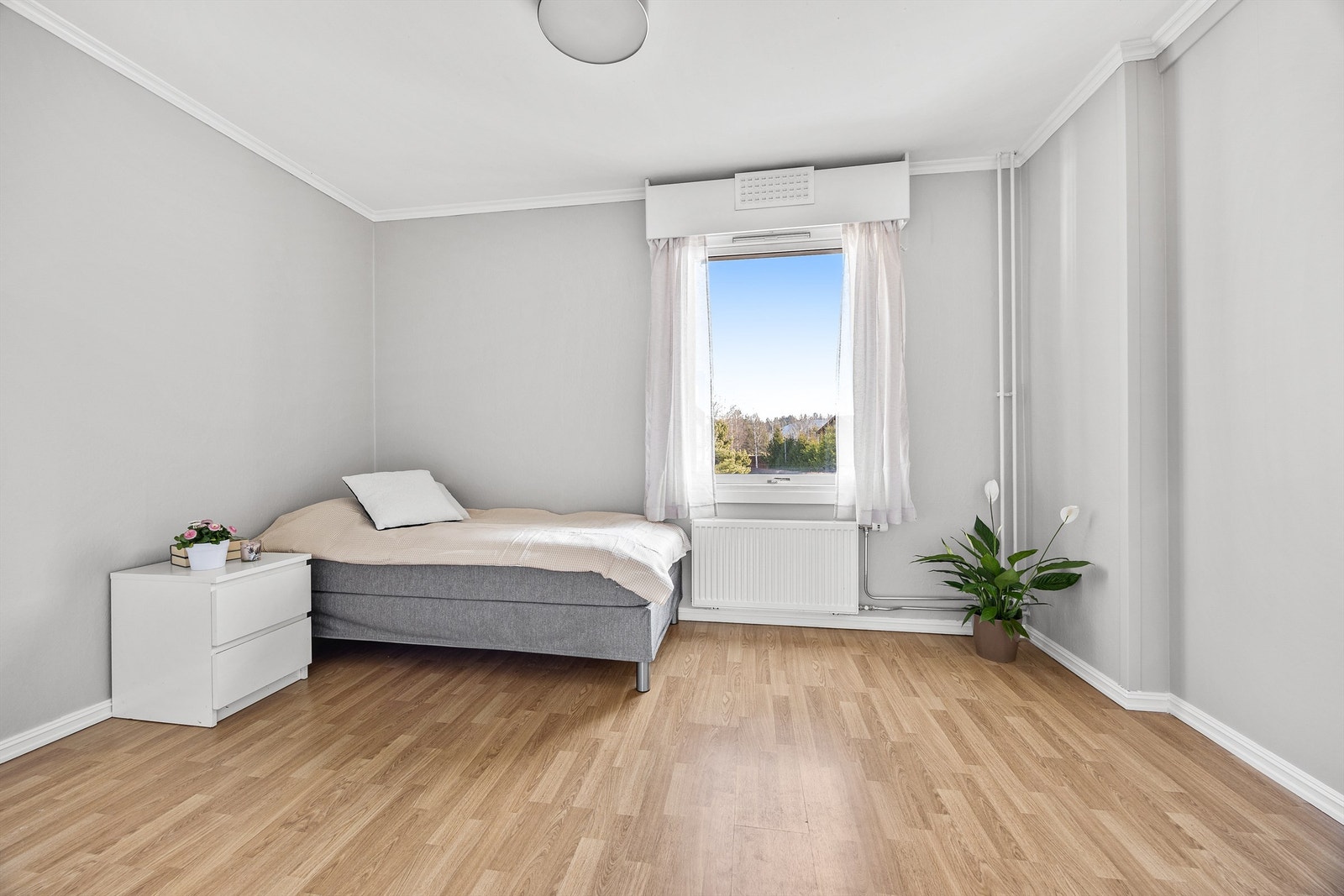 Boligen har to lyse og romslige soverom, begge med plass til dobbeltseng. Rommene er utstyrt med et plassbygget garderobeskap som gir rikelig med oppbevaringsplass Galleribilde